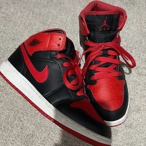 Air Jordan 1 Mid “Alternate Bred” (DQ8426-060)
Includes box!